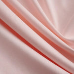 Image d'un tissu rose doux, idéal pour la confection de vêtements ou d'accessoires décoratifs. Ce textile présente une texture lisse et élégante, parfaitement adapté à une utilisation dans des projets de couture créatifs ou pour embellir votre intérieur.