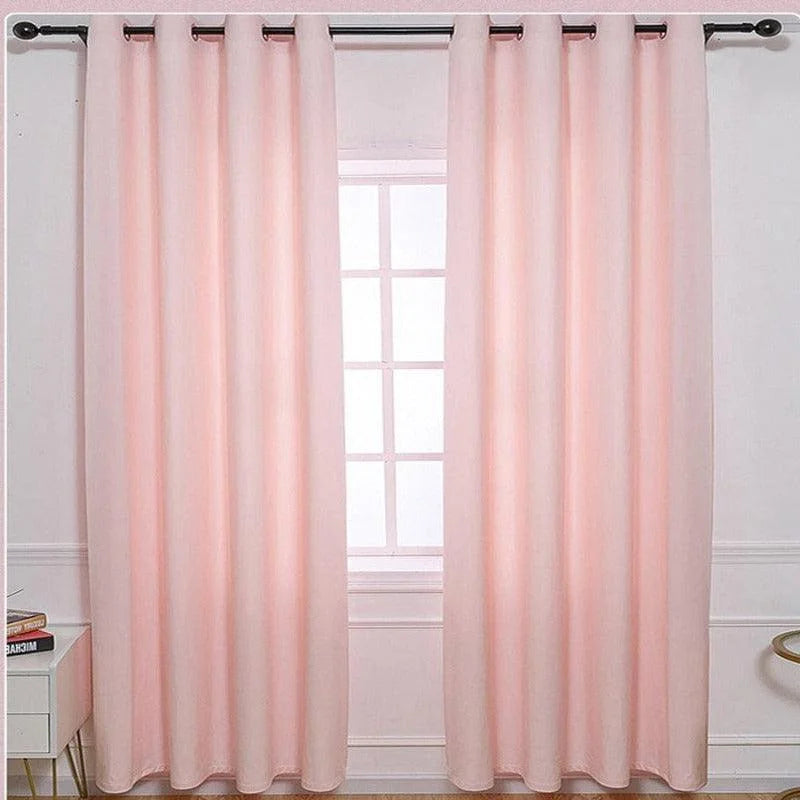 Rideaux opaques rose pâle avec œillets pour salon, créant une atmosphère douce et élégante. Idéal pour un intérieur moderne et sophistiqué, ajoutant une touche de couleur subtile à n'importe quelle pièce.