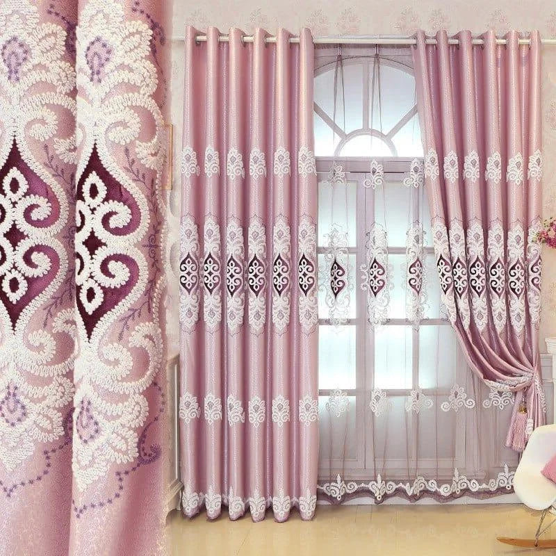Rideau rose élégant avec motifs décoratifs, idéal pour ajouter une touche de raffinement à votre salon ou chambre. Ce modèle dispose de détails ornementaux qui enrichissent l'ambiance intérieure tout en contrôlant la lumière naturelle. Parfait pour un intérieur moderne et sophistiqué.