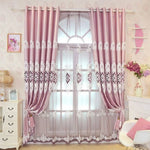 Rideaux décoratifs élégants pour salon avec motifs brodés, teinte rose et blanc, ajoutant une touche sophistiquée et romantique à votre intérieur. Idéal pour embellir les fenêtres tout en permettant une douce lumière naturelle, parfait pour une atmosphère accueillante et harmonieuse. Accessoire de décoration tendance pour sublimer votre espace de vie.