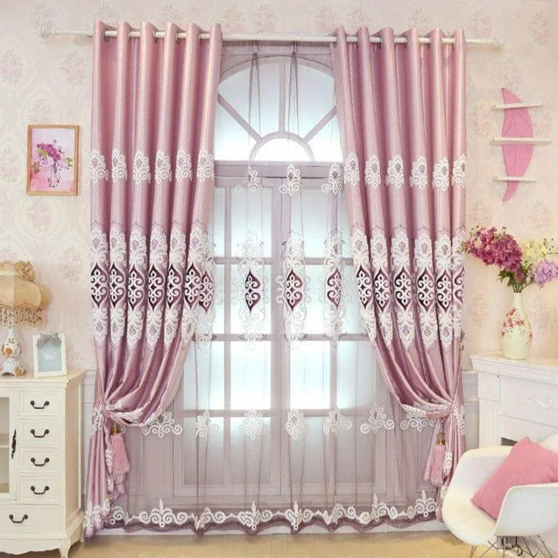 Rideaux décoratifs élégants pour salon avec motifs brodés, teinte rose et blanc, ajoutant une touche sophistiquée et romantique à votre intérieur. Idéal pour embellir les fenêtres tout en permettant une douce lumière naturelle, parfait pour une atmosphère accueillante et harmonieuse. Accessoire de décoration tendance pour sublimer votre espace de vie.