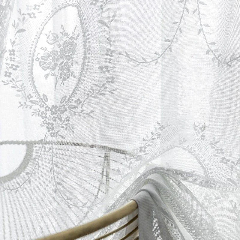 Voilage blanc élégant avec motif floral délicat, parfait pour apporter une touche de raffinement et de luminosité à votre intérieur tout en préservant votre intimité. Ce rideau décoratif s'intègre harmonieusement à divers styles de décoration, idéale pour le salon, la chambre ou le bureau. Solution esthétique pour filtrer la lumière tout en embellissant vos fenêtres.