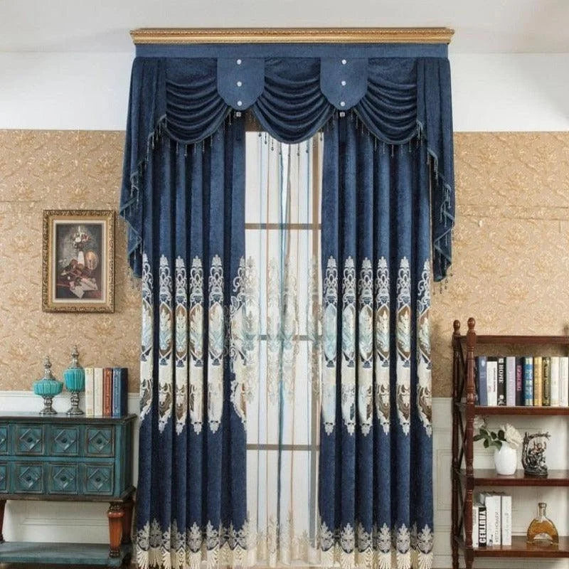 Rideau élégant bleu avec motifs décoratifs pour salon, design raffiné et classique, idéal pour embellir vos fenêtres, améliorez votre décoration intérieure avec ce modèle chic.