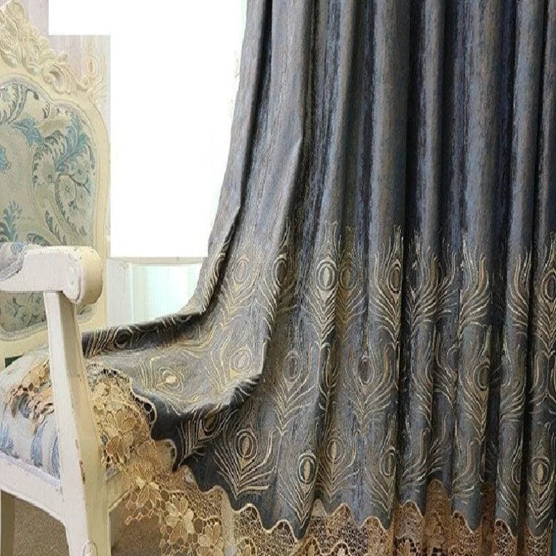 Rideau élégant avec motifs de plumes de paon, idéal pour ajouter une touche sophistiquée à votre salon. Ce modèle raffiné rehausse la décoration intérieure grâce à ses broderies délicates et son style chic. Parfait pour les intérieurs classiques et contemporains, il s'harmonise avec un fauteuil à motifs floraux pour créer une ambiance luxueuse. Découvrez ce rideau de qualité pour sublimer vos fenêtres et apporter une atmosphère élégante à votre espace de