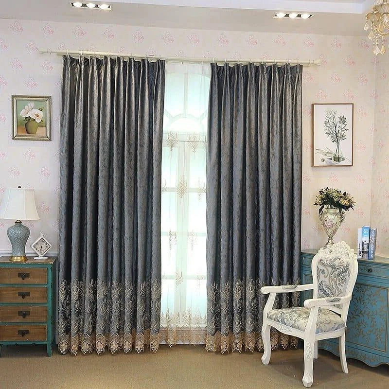 Rideaux élégants de salon en gris avec motifs brodés, apportant une touche chic et sophistiquée à votre intérieur. Idéal pour habiller vos fenêtres avec style, s'adapte parfaitement à tout type de décoration maison. Accessoire décoratif pour une ambiance chaleureuse et accueillante, parfait pour les espaces de vie modernes et classiques.