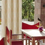 Rideau beige à motifs graphiques pour terrasse, créant une ambiance élégante et accueillante. Idéal pour embellir votre espace extérieur avec une touche moderne. Design sophistiqué et lumineux, parfait pour ajouter du style à votre décoration d'extérieur.