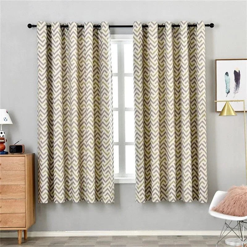 Rideaux à motif chevron pour salon moderne, couleur beige et blanc, parfaits pour une décoration intérieure élégante. Ajustés à une fenêtre lumineuse avec tringles noires, ces rideaux ajoutent une touche de sophistication à n'importe quelle pièce. Idéal pour un style contemporain.