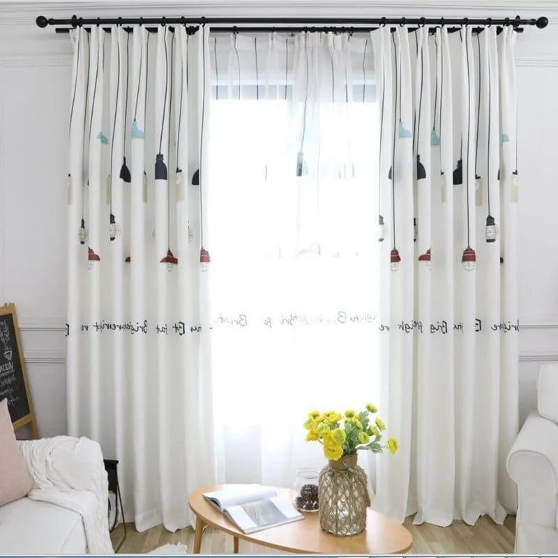Rideaux modernes avec motif graphique de suspensions colorées, ajoutant une touche élégante et contemporaine à votre salon. Ces rideaux décoratifs permettent de filtrer la lumière tout en apportant style et raffinement à votre intérieur. Parfait pour créer une ambiance chaleureuse et accueillante dans votre maison.