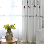 Rideaux modernes et décoratifs pour salon, avec motifs de lampes suspendues. Ces rideaux apportent une touche élégante et contemporaine à votre pièce de vie. Leur design assure une ambiance lumineuse tout en préservant l’intimité. Idéal pour créer une atmosphère chaleureuse et accueillante.