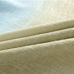 "Texture douce du tissu beige, vue en gros plan pour une décoration intérieure élégante et moderne. Ce textile offre un design raffiné idéal pour les rideaux, coussins ou autres créations contemporaines."
