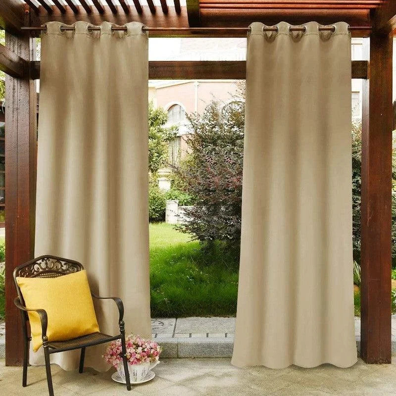 Rideaux d'extérieur beige pour pergola, offrant élégance et intimité à votre espace extérieur. Parfait pour créer une ambiance chaleureuse sur votre terrasse, ces rideaux résistants protègent des regards indiscrets tout en ajoutant une touche décorative raffinée. Idéal pour profiter pleinement de votre jardin ou véranda.