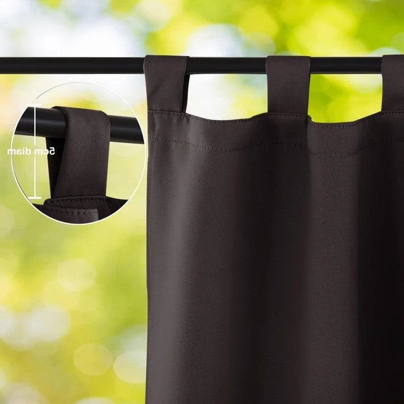 Rideau opaque marron à œillets sur tringle noire, parfait pour l'occultation et l'intimité des espaces intérieurs. Design élégant et moderne, facile à installer grâce à ses grandes boucles. Idéal pour salon, chambre ou bureau. Accessoire décoratif qui s'harmonise avec toute décoration intérieure.