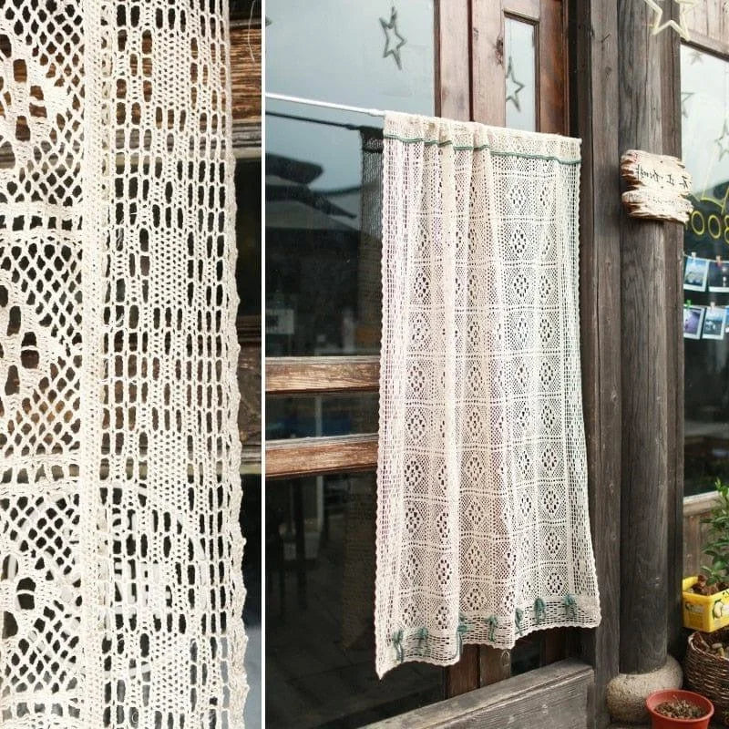 Rideau en dentelle ajourée, accroché devant une fenêtre en bois dans un cadre rustique, idéal pour ajouter une touche vintage et élégante à votre décoration intérieure. Design délicat avec motifs géométriques, parfait pour filtrer la lumière tout en préservant l'intimité de votre espace. Convient pour les cuisines, salons ou chambres.