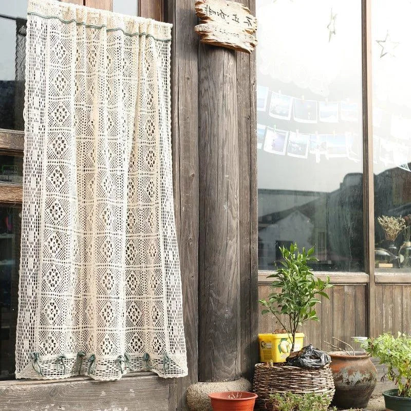 Rideau élégant au design rétro avec motifs géométriques, idéal pour apporter une touche vintage à votre intérieur. Parfait pour les fenêtres de salon ou cuisine, il s'harmonise avec une décoration rustique ou moderne. Ce rideau ajoute du charme à votre maison tout en laissant passer la lumière naturelle.