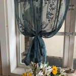 Rideau décoratif bleu foncé avec motif floral, idéal pour apporter une touche élégante à votre intérieur. Ce rideau léger est parfait pour habiller une fenêtre, laissant entrer la lumière naturelle tout en ajoutant une note de sophistication à la pièce. Un choix excellent pour ceux qui recherchent un style raffiné et intemporel.