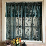 Rideau élégant bleu avec motif floral, idéal pour la décoration intérieure de fenêtres. Apporte une touche de raffinement et d'intimité à votre espace, tout en permettant à la lumière naturelle de filtrer doucement. Parfait pour ajouter du style à n'importe quelle pièce, adapté aux ambiances classiques ou contemporaines.
