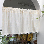 Rideau décoratif blanc avec motif floral pour intérieur. Ajoute une touche de charme et élégance à votre pièce. Idéal pour la cuisine, la salle à manger ou un espace de vie cosy. Accessoire de décoration tendance et fonctionnel pour filtrer la lumière en douceur. Convient à tout style d’intérieur moderne et chaleureux.