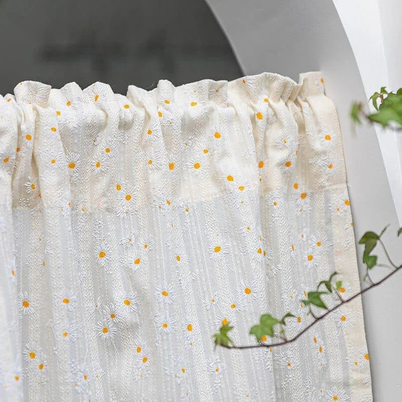 Rideau décoratif blanc avec motifs de petites fleurs jaunes sur fond clair, idéal pour ajouter une touche de fraîcheur et de douceur à votre intérieur. Ce rideau accentue la lumière naturelle tout en offrant une ambiance chaleureuse et accueillante. Parfait pour une utilisation dans un salon ou une chambre pour un style élégant et moderne.