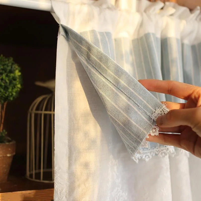 Rideau en tissu à rayures avec détails décoratifs, idéal pour ajouter une touche élégante à votre intérieur. Ce rideau offre une combinaison de couleurs harmonieuses, parfait pour compléter la décoration de votre salon ou chambre. Facile à installer sur une tringle standard, il rehausse l'ambiance de toute pièce.