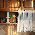 Rideau décoratif à motifs élégants pour cuisine, avec dentelle délicate et rayures, ajoutant une touche de charme vintage à votre espace. Parfait pour créer une ambiance chaleureuse et accueillante. S'harmonise avec des accessoires de boiseries et des décors naturels. Solution idéale pour embellir les fenêtres tout en garantissant une certaine intimité.