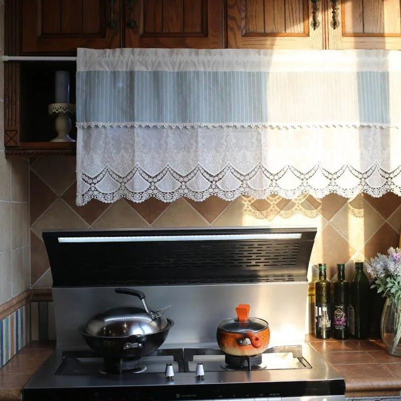 Rideau de cuisine élégant avec motif en dentelle, apportant une ambiance chaleureuse et raffinée à votre intérieur. Idéal pour habiller vos fenêtres tout en laissant entrer la lumière naturelle. Solution décorative parfaite pour ajouter une touche de style à votre espace culinaire.