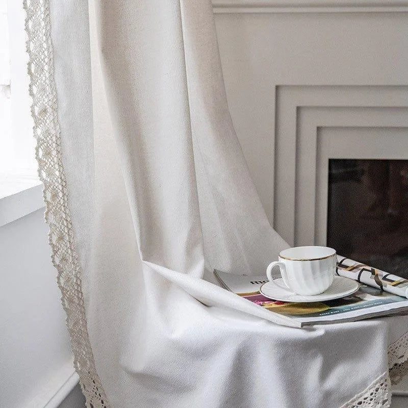 Rideau blanc élégant avec bordure en dentelle, parfait pour une décoration intérieure classique. Ce rideau apporte une touche de douceur et de charme à votre salon ou chambre à coucher, accentuant la lumière naturelle tout en préservant l'intimité. Idéal pour créer une ambiance apaisante et raffinée.