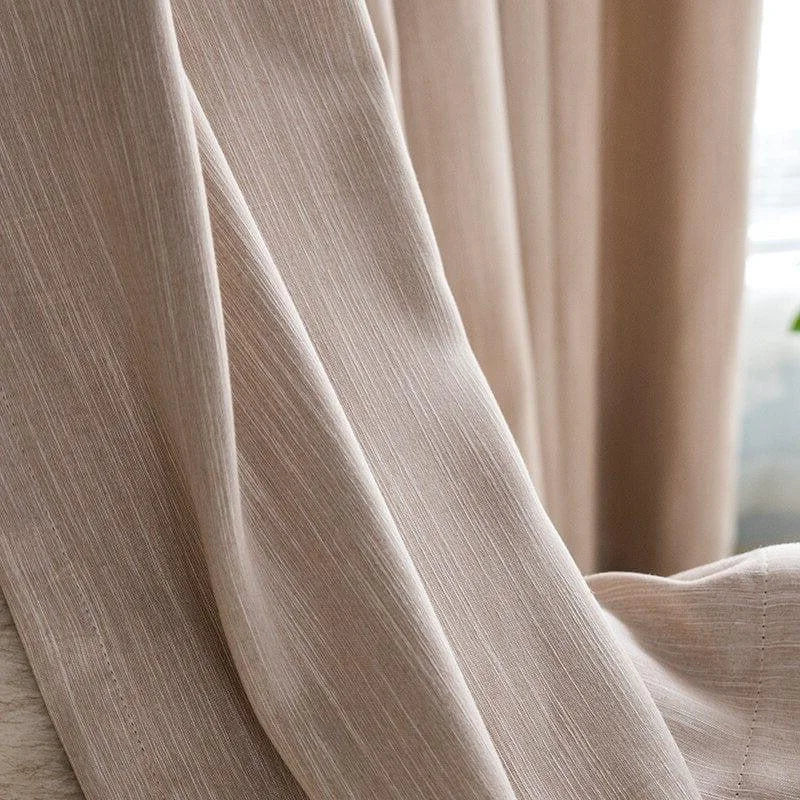 Rideau beige élégant pour une décoration intérieure moderne. Ajoutez une touche de sophistication à votre salon ou chambre avec ce rideau chic, parfait pour filtrer la lumière tout en préservant l'intimité. Idéal pour créer une ambiance chaleureuse et accueillante.