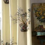 Rideau élégant avec motif floral et oiseaux, idéal pour ajouter une touche de nature à votre intérieur. Ce rideau est parfait pour créer une ambiance apaisante et artistique, idéal pour le salon ou la chambre. Son design raffiné et ses détails soignés en font un choix parfait pour une décoration intérieure stylée et chaleureuse.