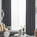 Rideaux élégants gris dans un salon moderne avec canapé confortable, lampe design et table basse. Idéal pour créer une atmosphère chaleureuse et stylée. Accessoire déco essentiel pour une maison contemporaine.