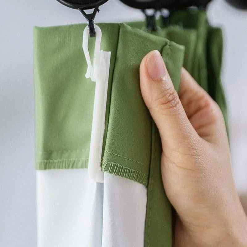 Rideau vert avec fixation pratique, idéal pour décorer votre intérieur et ajouter une touche de couleur apaisante à votre pièce. Ce rideau est parfait pour les salons, chambres ou bureaux, offrant une solution élégante et fonctionnelle pour habiller vos fenêtres. Facile à installer avec des crochets solides, ce rideau vous assure une fixation sécurisée et durable.