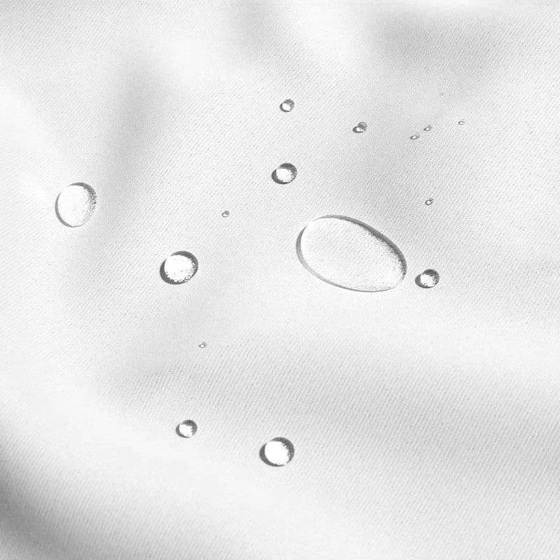 Gouttelettes d'eau sur une surface blanche, démontrant l'effet imperméable et résistant à l'humidité. Solution idéale pour protéger efficacement les surfaces contre l'eau, assurant durabilité et protection optimale. Parfait pour les applications nécessitant une protection supplémentaire contre l'humidité.