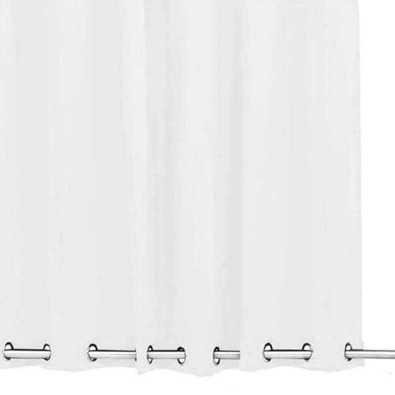 Rideau de douche blanc avec œillets en métal, design élégant et moderne pour salle de bain contemporaine. Facile à installer, il offre une solution pratique pour préserver l'intimité tout en ajoutant une touche de style épuré à votre intérieur. Parfait pour une décoration minimaliste et fonctionnelle.
