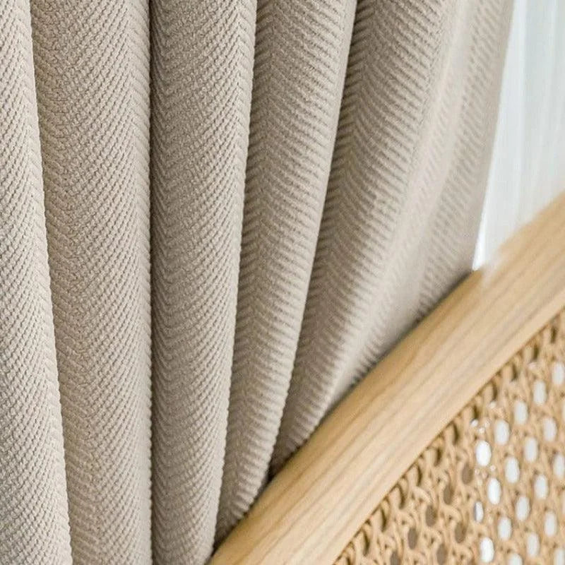 Rideaux beige aux lignes élégantes, parfaits pour une décoration intérieure moderne et chaleureuse. Idéal pour créer une ambiance apaisante dans le salon ou la chambre à coucher. Facile à assortir avec du mobilier en bois clair ou des accessoires tressés pour une touche naturelle et raffinée.