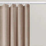 Rideau de douche beige élégant avec motif texturé. Idéal pour décorer une salle de bain tout en préservant l'intimité. S'installe facilement grâce à ses anneaux robustes pour un maintien sécurisé. Adapté à tout style d'intérieur pour un look moderne et épuré.