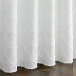 Rideau blanc élégant avec motif géométrique, idéal pour décorer un salon ou une chambre. Ce design moderne ajoute une touche sophistiquée tout en offrant une ambiance lumineuse et apaisante. Parfait pour ceux qui cherchent à renouveler leur intérieur avec style et élégance.