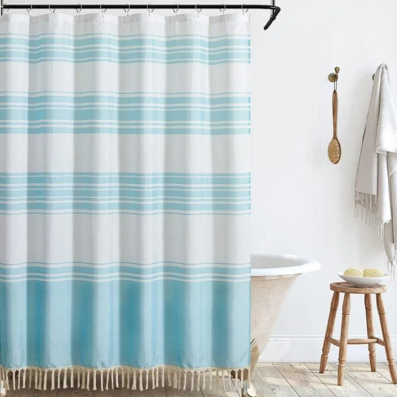 Rideau de douche élégant avec rayures bleues, idéal pour une salle de bain moderne. Son design à lignes horizontales apporte une touche de fraîcheur et de style. Accessoire déco parfait pour transformer l'espace de votre bain en un havre de paix.
