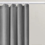 Rideau de douche gris moderne avec motif géométrique, parfait pour ajouter une touche élégante et contemporaine à votre salle de bain. Ce rideau s'intégrera facilement dans divers styles de décoration intérieure, offrant à la fois fonctionnalité et esthétique. Facile à installer avec ses anneaux inclus, il assure une couverture optimale de la zone de douche.