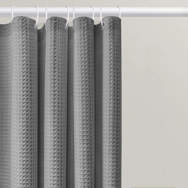 Rideau de douche gris moderne avec motif géométrique, parfait pour ajouter une touche élégante et contemporaine à votre salle de bain. Ce rideau s'intégrera facilement dans divers styles de décoration intérieure, offrant à la fois fonctionnalité et esthétique. Facile à installer avec ses anneaux inclus, il assure une couverture optimale de la zone de douche.