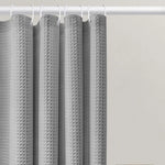 Rideau de douche gris élégant avec motif texturé en relief. Design moderne idéal pour embellir votre salle de bain. S'adapte facilement à tout type de décoration intérieure. Accessoire pratique et esthétique pour une douche contemporaine.