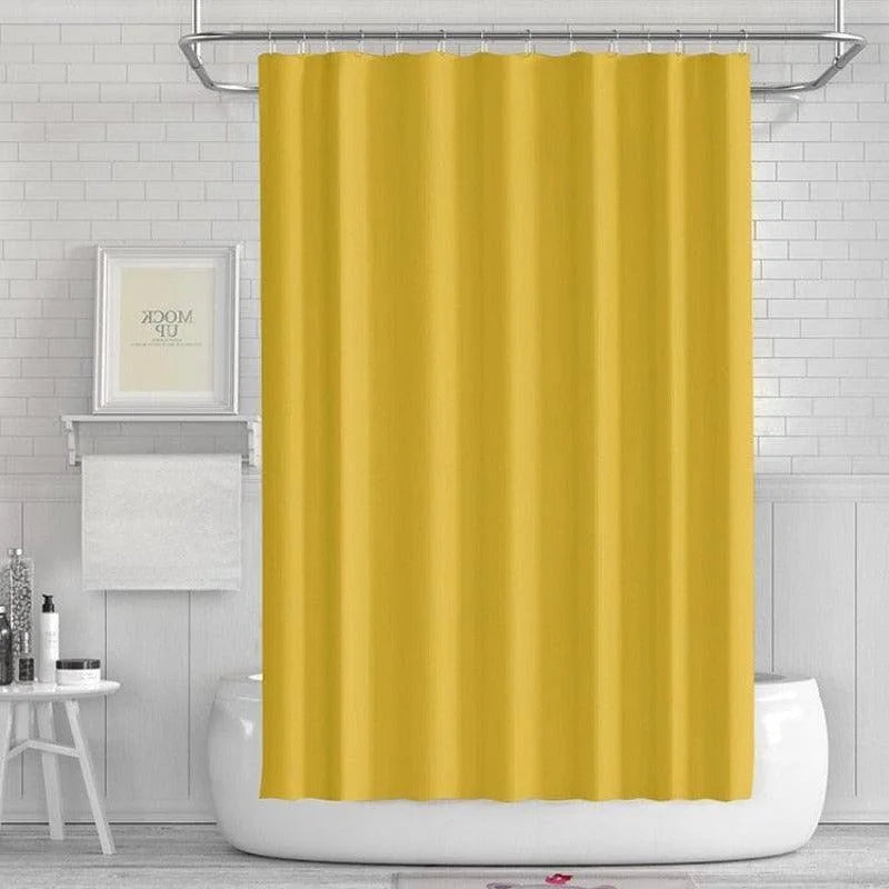 Rideau de douche jaune élégant suspendu dans une salle de bain moderne, offrant une touche de couleur vive et sophistiquée. Il ajoute du style à l'ensemble de la décoration intérieure grâce à son design épuré. Idéal pour transformer l'ambiance de votre espace bain.