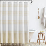Rideau de douche élégant avec motifs rayés, parfait pour une salle de bain moderne. Intérieur lumineux avec accessoires en bois naturel et accents décoratifs simples. Idéal pour ajouter une touche de sophistication à votre espace.