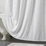 Rideau de douche élégant blanc avec motifs géométriques en relief, idéal pour une décoration moderne de salle de bain. Ce rideau apporte une touche sophistiquée à l’espace et s’intègre harmonieusement dans divers styles d'intérieur. Parfait pour préserver l'intimité tout en ajoutant une note esthétique à la pièce.
