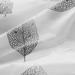 Film de douche blanc avec motif de feuille noire, conçu pour une décoration moderne de salle de bains. Imperméable et élégant, il offre à la fois intimité et style. Parfait pour ajouter une touche naturelle à votre espace tout en préservant la luminosité grâce à son design translucide. Facile à installer et à nettoyer, idéal pour une mise à jour rapide de votre salle de bains.