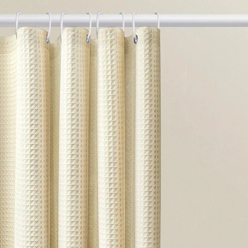 Rideau de douche écru avec texture en relief, idéal pour ajouter une touche élégante et moderne à votre salle de bain. Facile à installer avec ses œillets pratiques, ce rideau offre une solution esthétique et fonctionnelle pour préserver votre intimité tout en embellissant votre espace.