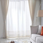 Rideaux élégants pour salon moderne avec lumière naturelle et décoration raffinée, ambiance confortable et contemporaine. Parfait pour un intérieur chaleureux et accueillant, idéal pour optimiser la luminosité tout en préservant l'intimité.