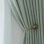 Rideau élégant avec motif délicat, maintenu par un embrasse métallique dorée, idéal pour ajouter une touche de sophistication et de style à votre intérieur. Ce rideau est parfait pour filtrer la lumière tout en rehaussant la décoration de votre salon ou chambre.