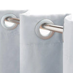 Rideau blanc épuré avec œillets métalliques, idéal pour ajouter une touche moderne et lumineuse à votre intérieur, s'adapte parfaitement à une variété de tringles.