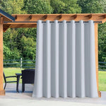 Rideau extérieur gris pour pergola, idéal pour créer un espace intime sur la terrasse. Offrant une protection efficace contre le vent et les regards indiscrets, ce rideau élégant s'intègre parfaitement dans tout aménagement de jardin. Parfait pour améliorer le confort et l'esthétique de votre espace extérieur.