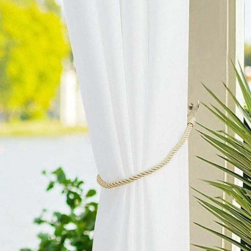 Attache-rideau élégante pour un salon lumineux, avec un design torsadé, idéale pour sublimer votre décoration intérieure. Accessoire pratique pour maintenir vos rideaux ouverts et laisser entrer la lumière naturelle.
