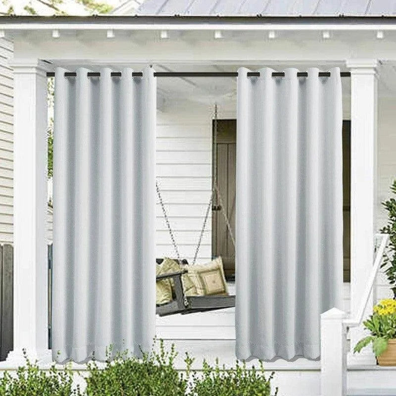 Rideaux occultants blancs pour terrasse extérieure, créant un espace d'intimité et de confort, installation facile grâce à des oeillets métalliques, idéals pour protéger contre le soleil et apporter une touche élégante à votre décoration extérieure.
